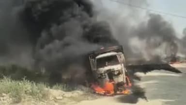 पातेपुर: पातेपुर के अगरैल मुसहरी मार्ग पर चलती मालवाहक ऑटो में लगी भीषण आग, चालक ने कूदकर बचाई जान