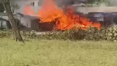 पातेपुर: पातेपुर CHC परिसर में शॉर्ट सर्किट से भीषण आग, अस्पताल का दवा स्टोर समेत तीन दुकानें जलीं