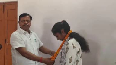 आज़मगढ़: कौतुकपुर गांव की मजदूर की बेटी अनु ने 96.17% के साथ यूपी 10 में रचा इतिहास, जेपी यादव ने मिठाई खिलाकर किया सम्मान