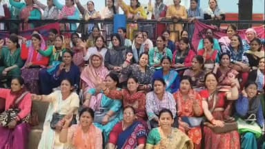 चमोली: आंगनबाड़ी कार्यकर्ताओं ने जिला अधिकारी कार्यालय परिसर के बाहर किया धरना प्रदर्शन