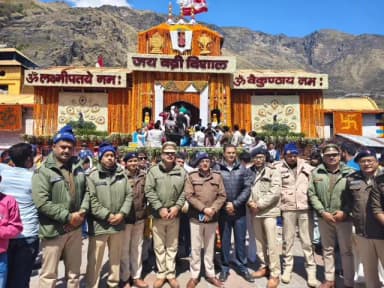 जोशीमठ: भू-वैकुंठ बद्रीनाथ धाम में उमड़ी आस्था की भारी भीड़ के बीच ग्राउंड जीरो पर डटे डीएम और एसपी