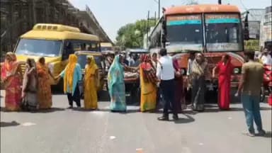 फिरोज़ाबाद: बिजली के स्मार्ट प्रीपेड मीटर को लेकर महिलाओं का गुस्सा, खिड़की के शीशे तोड़े और सड़क जाम किया