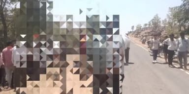 बल्देवगढ़: डारगुवा से कुड़ीला जा रही टैक्सी पलटी, 11 यात्री घायल