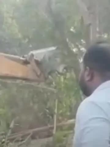 फतेेहपुर: बाराबंकी में चौंकाने वाला मामला: अवैध कब्जा हटाने पहुंचे अफसरों के सामने आरोपियों ने खुद ही लगा ली आग