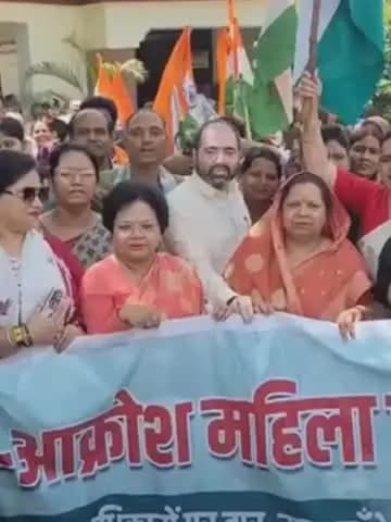 नवाबगंज: बाराबंकी में महिला शक्ति का प्रदर्शन: 33% आरक्षण पर सम्मेलन, पदयात्रा के बाद किया पुतला दहन