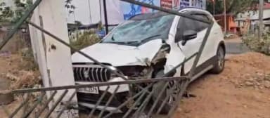 दंतेवाड़ा: गीदम-जगदलपुर नेशनल हाईवे पर सड़क हादसा, चालक बाल-बाल बचा