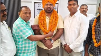 घोसी: बकवल इलाके में अंतरराष्ट्रीय कुश्ती संघ के कोच चंद्र विजय यादव का स्वागत, टैक्स बार और कुश्ती संघ ने किया