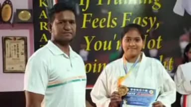 खुर्जा: खुर्जा ने राज्य स्तरीय कराटे प्रतियोगिता में 10 पदक जीते, 4 गोल्ड के साथ राष्ट्रीय चैंपियनशिप के लिए क्वालीफाई किया