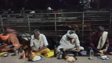 सोहागपुर: राजेश सोनी द्वारा अपनी पत्नी स्व.प्रमिला सोनी की 13वीं व श्रद्धांजली के उपरांत जरूरतमंदों को भी कराए गए भोजन।