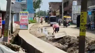 बैरगनियां: बैरगनिया में लोगों ने खुद संभाली जिम्मेदारी, नाले से कचरा हटाकर बनाया पानी निकासी का रास्ता