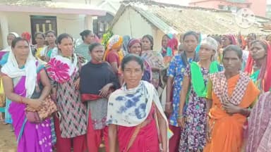 इटकी: इटकी में महिला मजदूरों का 'हल्ला बोल', मजदूरी कटौती पर भड़कीं, काम ठप कर BDO को सौंपा ज्ञापन