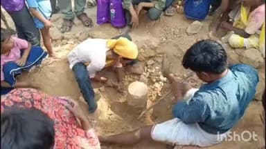 बिधूना: कुदरकोट क्षेत्र के हिंगा गांव में मंदिर परिसर में खुदाई के दौरान निकला प्राचीन शिवलिंग, बना चर्चा का विषय