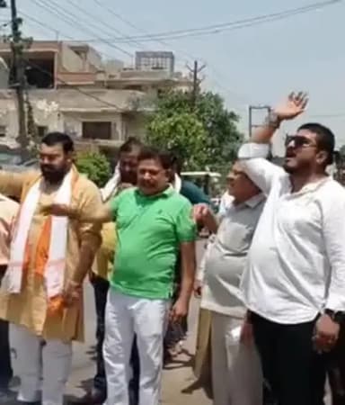 खुर्जा: सपा प्रवक्ता भाटी की टिप्पणी पर ब्राह्मण समाज में आक्रोश, खुर्जा में पुतला फूंका गया