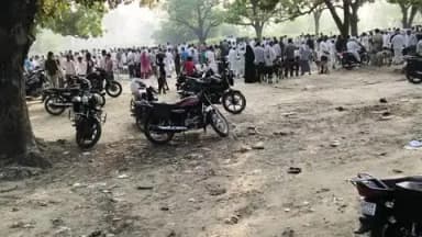 विकासखंड खेसरहा बकरीद के अवसर पर बैलोहां बाजार में बकरा क्रय विक्रय के लिए उमड़ा जन सैलाब