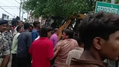 Adityapur gamharia lal building chowk se Bolaidih jane wali marg me Atikarman hataya gya