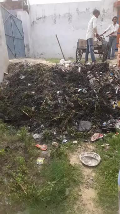 मैं जितेंद्र कुमार स्व. वीरेंदर कुमार निवासी तिकुनिया खीरी के घर के सामने फेका गया कूड़े का ढेर