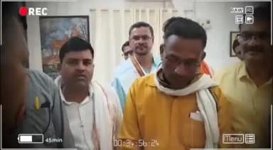 दमोह में काफिले के सवाल पर भड़के दमोह के प्रभारी मंत्री इंदर सिंह परमार नें पत्रकार क़ो धका मारा और कहाँ - अपना दिमाग ठीक रखें #komal_ahirwar_मूकनायक #damoh
#bundelibauchhar #PoliticalNews #damohnews