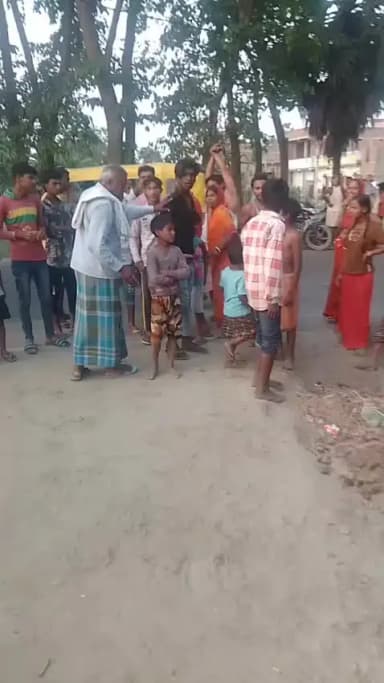 यह मुजफ्फरपुर जिला गांव मोहम्मदपुर का घटना है 6 महीना से लगातार परेशान कर रहे हैं लोगों को देखिए तमाशा और मुखियाजाट के न