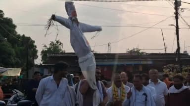 जबलपुर: रांझी बड़ा पत्थर में शराब दुकानों के विरोध में विधायक अशोक रोहाणी का पुतला दहन