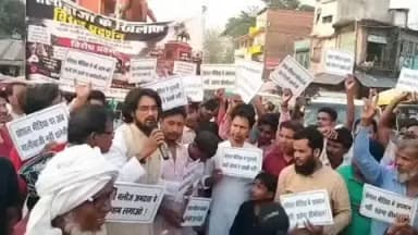 बहादुरगंज: सोशल मीडिया पर गाली-गलौज के खिलाफ झांसी रानी चौक, बहादुरगंज में विरोध प्रदर्शन, कानूनी कार्रवाई की मांग