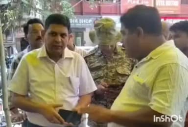 आगरा: संजय प्लेस में अतिक्रमण हटाने पहुंची नगर निगम टीम का दुकानदारों ने किया विरोध, लगाए चौथ वसूली के आरोप