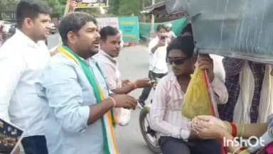 आगरा: संजय पैलेस में कांग्रेस ने महंगाई और पेपर लीक पर मोदी सरकार के खिलाफ अनोखा प्रदर्शन करते हुए बांटी मिठाई