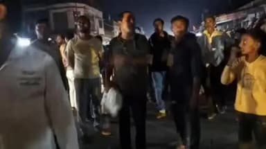 खागा: सुल्तानपुर घोष में आंधी-तूफान से ध्वस्त विद्युत व्यवस्था के खिलाफ स्थानीय लोगों ने सड़कों पर किया प्रदर्शन