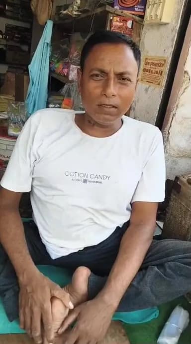 *राशन कार्ड मिलने से गरीब दिव्यांग मोहम्मद नौशाद अली को मिल रहा नियमित अनाज, जिला प्रशासन के प्रति जताया तहे दिल से आभार...