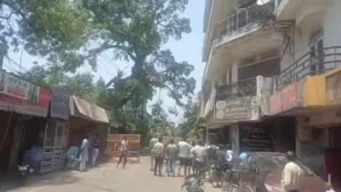 शाहजहांपुर: पेड़ काटने के लिए रेलवे स्टेशन मार्ग किया गया बंद, राहगीर दूसरे रास्तों से गुजरे, विद्युत तार टूटने से सप्लाई हुई बाधित