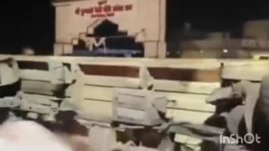 देवकर पुल पर दो वाहनों के बीच हुई भिड़ंत, पिकअप वाहन पलटा