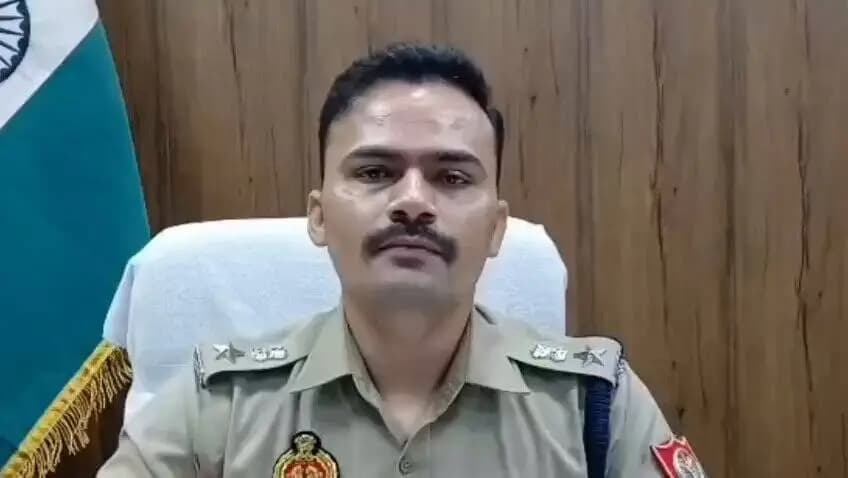 थाना हजरतनगर गढ़ी पुलिस द्वारा लूट के 03 अभियुक्तों की गिरफ्तारी के सम्बन्ध में #SPSambhal @Krishan_IPS की बाइट।
#UPPoli...