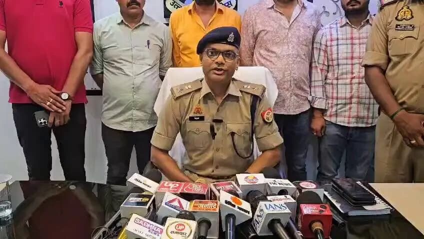 #MaharajganjPolice
जनपद महराजगंज में अपराध एवं अपराधियों के विरुद्ध चलाए जा रहे अभियान के क्रम में थाना पुरन्दरपुर पुलिस...