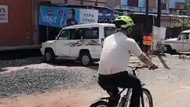 अशोक नगर: कलेक्टर साइकिल से कलेक्ट्रेट कार्यालय पहुंचे, पर्यावरण संरक्षण का दिया संदेश, नागरिकों से साइकिल उपयोग करने की अपील की