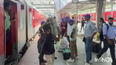 जमालपुर: भीषण गर्मी में राहत: जमालपुर स्टेशन पर यात्रियों को बांटा गया शीतल जल