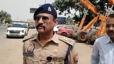 #Etawahpolice
⏭️अवैध खनन/परिवहन, ओवरलोडिंग, बिना वैध प्रपत्र/परमिट के संचालन एवं फॉल्टी नम्बर प्लेट वाले वाहनों के विरुद...