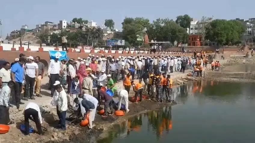 #गंगा_दशहरा के पावन अवसर पर पशुपतिनाथ मंदिर स्थित शिवना नदी के घाट पर सामूहिक श्रमदान एवं स्वच्छता अभियान आयोजित किया गय...