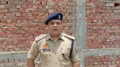 थाना अहिरौलीबाजार क्षेत्रान्तर्गत एक युवक की मारपीट में हुई मृत्यु के संबंध में पुलिस द्वारा शव कब्जे में लेकर पोस्टमॉर्...