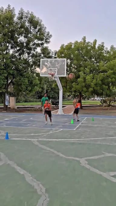 🏀🏐🎾🏹🏓
शारीरिक तंदुरुस्ती, मानसिक सक्षमता आणि संघभावना यांचा संगम!
पोलीस अधीक्षक कार्यालय, सोलापूर ग्रामीण येथे बास्केट...