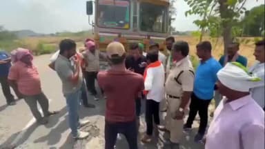 పెద్దపల్లి: నిమ్మనపల్లి: మట్టి టిప్పర్లను అడ్డుకున్న సర్పంచ్ పాలకవర్గం