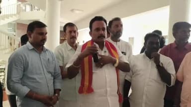 தேனி: தேனி கலெக்டர் அலுவலகத்தில் மாவட்ட ஆட்சியரிடம் கம்பம் எம்எல்ஏ மனு வழங்கினார்