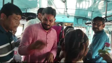 নন্দকুমার: নন্দকুমার হাইরোড বাসস্ট্যান্ডে সরকারি বাসে যাতায়াতকারী মহিলাদের সংবর্ধনা জানালেন নন্দকুমার বিধায়ক নির্মল খাঁড়া