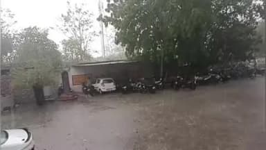 सुनेल: क्षेत्र में मौसम का बदला मिजाज, आंधी-तूफान के साथ हुई बारिश, टीन-टप्पर उड़े और पेड़ गिरे