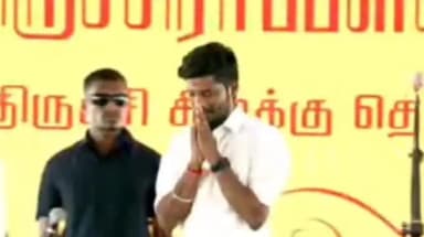 திருச்சி: CM விஜயை கட்டி தருவிய ஸ்ரீரங்கம் எம்எல்ஏ ரமேஷ் ஜோசப் கல்லூரியில் தவேக வினர் உற்சாகம்