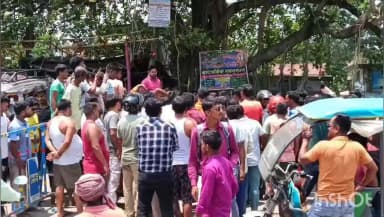 কুমারগঞ্জ: লোডশেডিং ও লো-ভোল্টেজের প্রতিবাদে পথ অবরোধ কুমারগঞ্জে