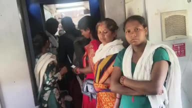 लोहरदगा: टोरी-लोहरदगा-रांची मेमू ट्रेन में टिकट जांच से हड़कंप, बिना टिकट यात्रियों पर कार्रवाई