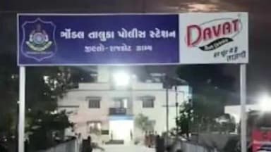 ગોંડલ શહેર: ગોંડલના મોવીયા ગામેથી ગેરકાયદેસર ખનીજચોરી ઝડપાઈ એક જેસીબી અને બે ટ્રેક્ટર જપ્ત