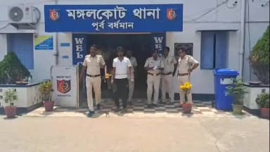 মঙ্গলকোট: প্রধানের পর পুলিশের জালে অঞ্চল তৃণমূলের সভাপতি, মঙ্গলকোটের ক্ষীরগ্রাম পঞ্চায়েতে দুর্নীতির তদন্তে নতুন মোড়