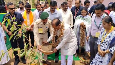 कोंडागांव: मुख्यमंत्री विष्णु देव साय ने बड़ेकनेरा में विकास कार्यों का लिया जायजा, हितग्राहियों को किया सम्मानित