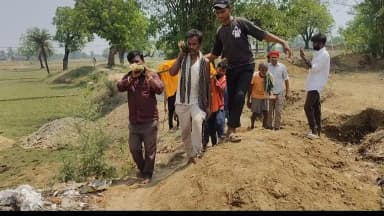 हंटरगंज: तेतरिया में मानवता शर्मसार: शव रखकर रास्ता बंद करने के खिलाफ प्रदर्शन, श्मशान का रास्ता नहीं खुलवा पा रहा प्रशासन
