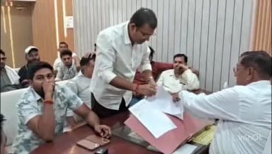 छिबरामऊ: नगर पालिका पहुंचे भारतीय किसान यूनियन के जिला अध्यक्ष ने कई बिंदुओं पर नाराजगी जताते हुए किया अवरोध प्रदर्शन